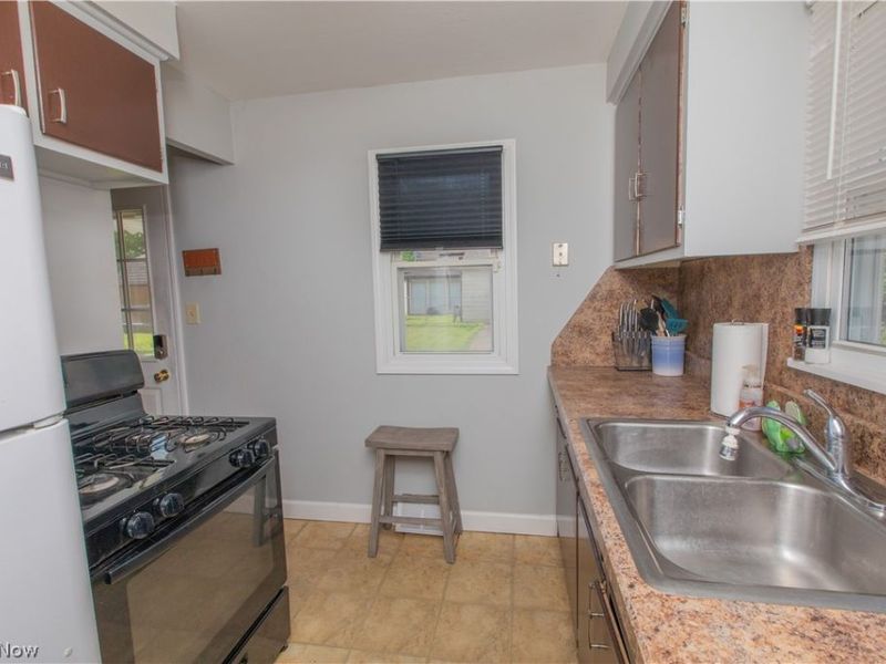 26890 Drakefield Avenue , Euclid, OH 44132 Photo 8
