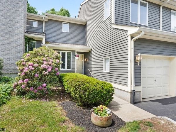 15 Saint Andrews Ln, Clinton, NJ 08801