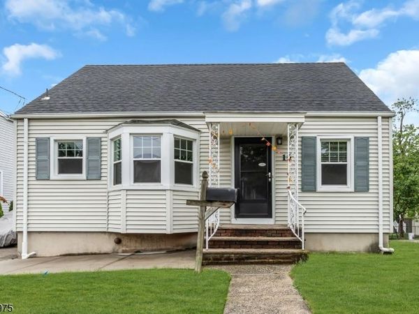 15 Winston Dr, Woodbridge, NJ 07095