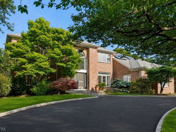 23 Hadrian Dr, Livingston, NJ 07039