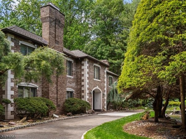 708 Ashmont Rd, Franklin Lakes, NJ 07417