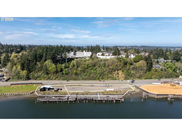 2580 N Bayshore DR, Coos Bay, OR 97420