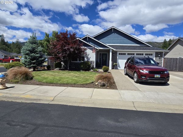 266 RETIREMENT LN, Cave Junction, OR 97523