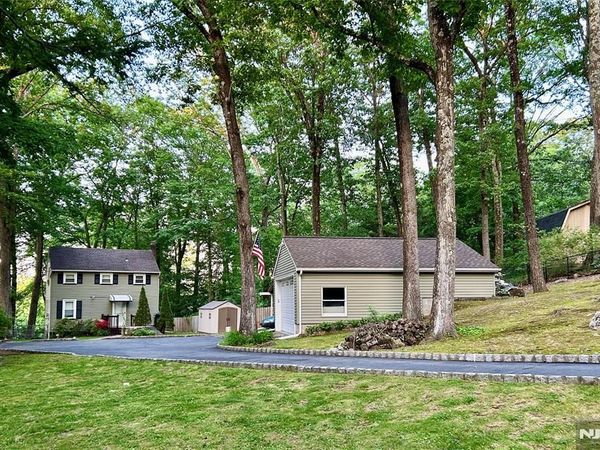 17 Highland Road, BLOOMINGDALE, NJ 07403