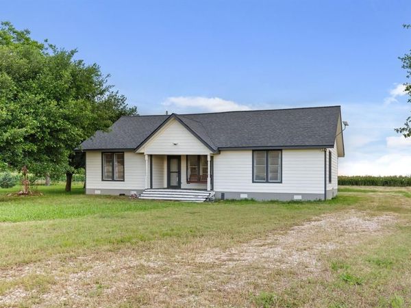 300 Grellhesl, West, TX 76691