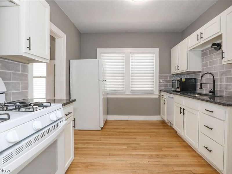 2075 Lewis Drive , Lakewood, OH 44107 Photo 3