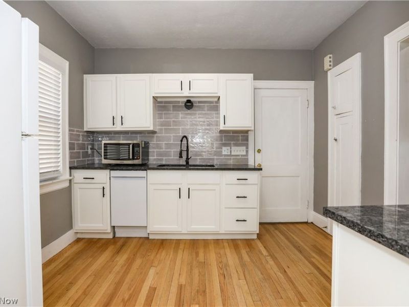 2075 Lewis Drive , Lakewood, OH 44107 Photo 4