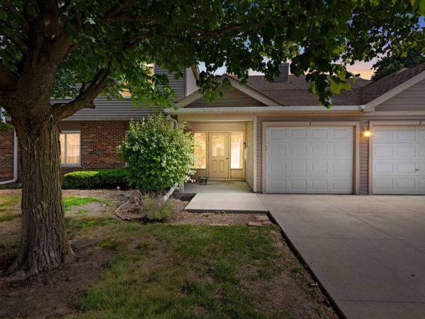 7030 Park Lane Court, Unit 204, Woodridge, IL 60517