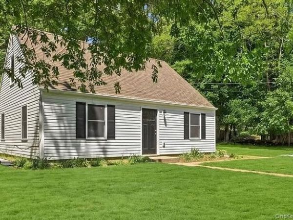 27 Lindner Place , Smithtown, NY 11787