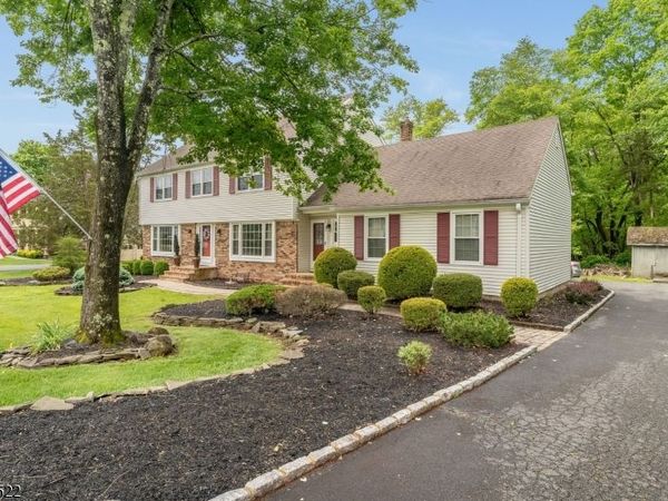 9 Westminster Dr, Clinton, NJ 08801