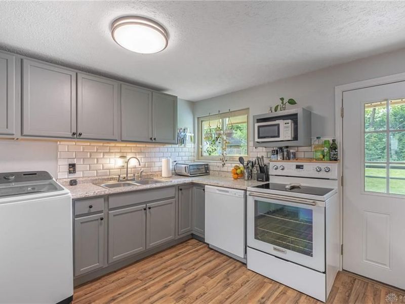 1572 Lanbury Drive, Kettering, OH 45439 Photo 7
