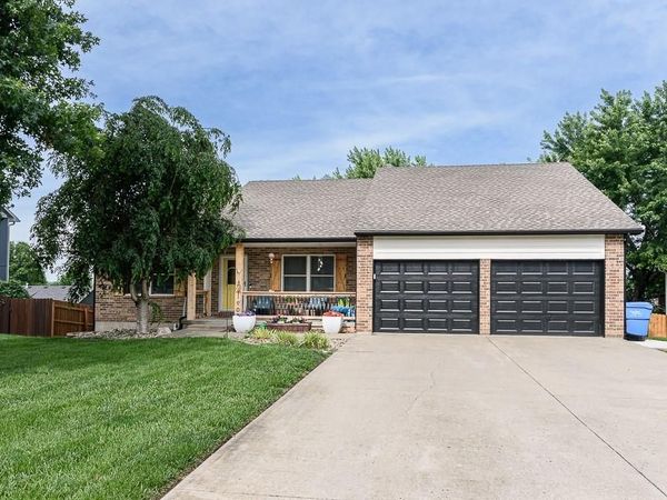 190 Rawlings Drive, Tonganoxie, KS 66086