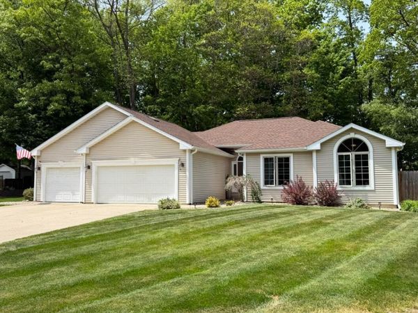 55800 Cedar Lane, Paw Paw, MI 49079