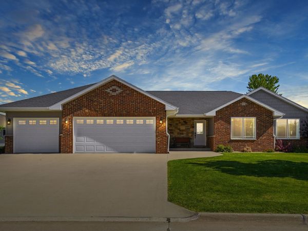 9397 Lara Drive, Peosta, IA 52068