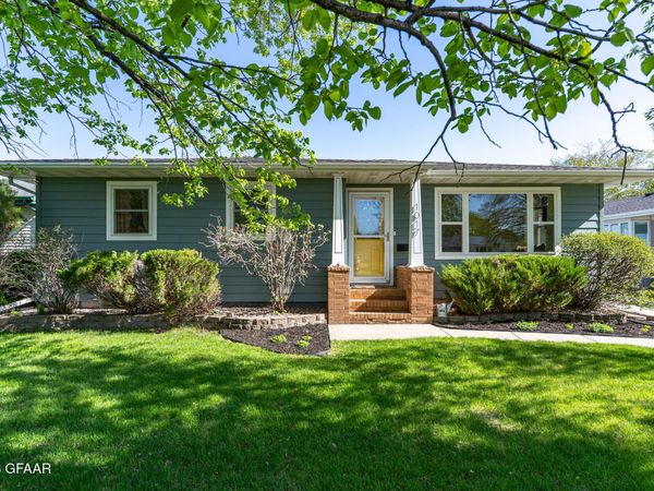 1017 6TH Street SE, East Grand Forks, MN 56721