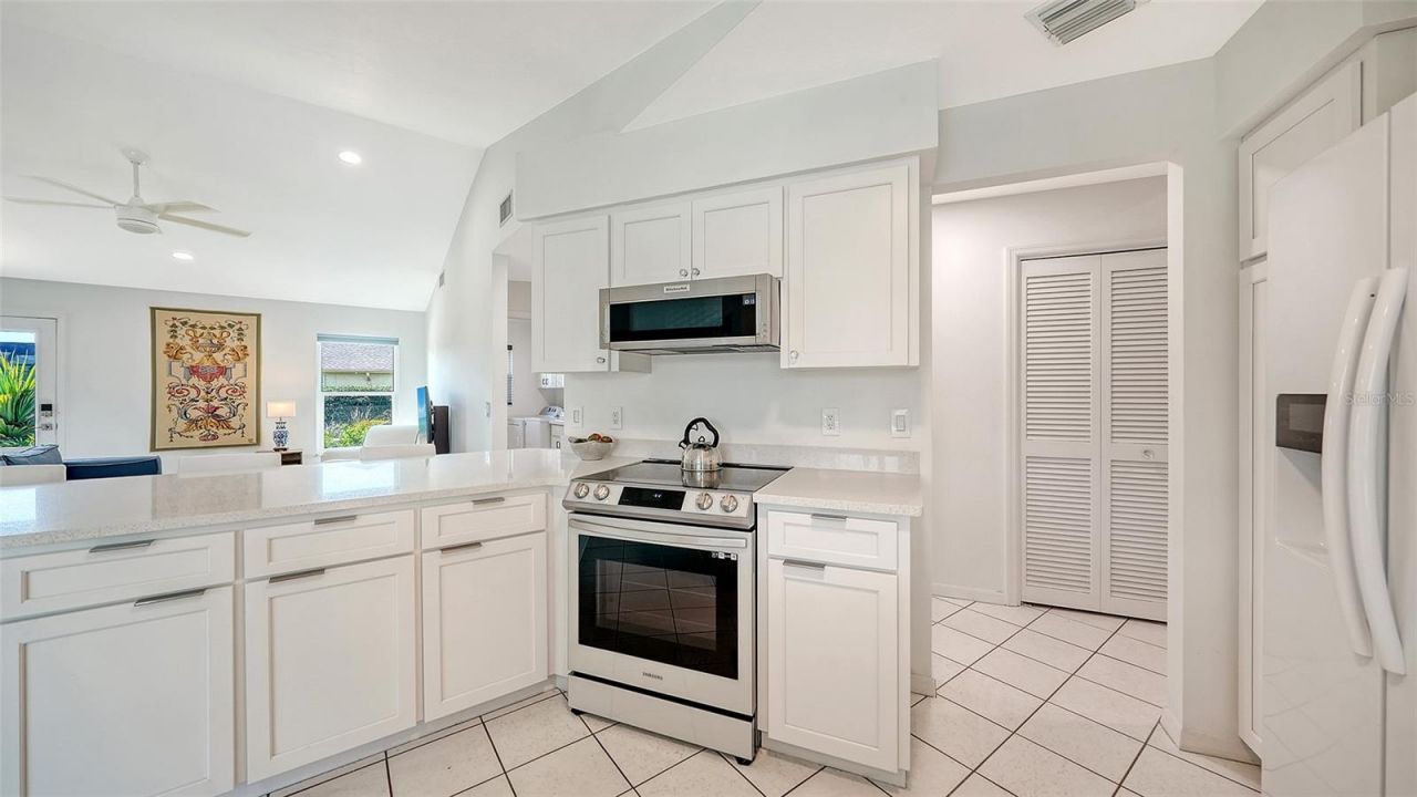 6988 Country Lakes Circle, Sarasota, FL 34243 Photo