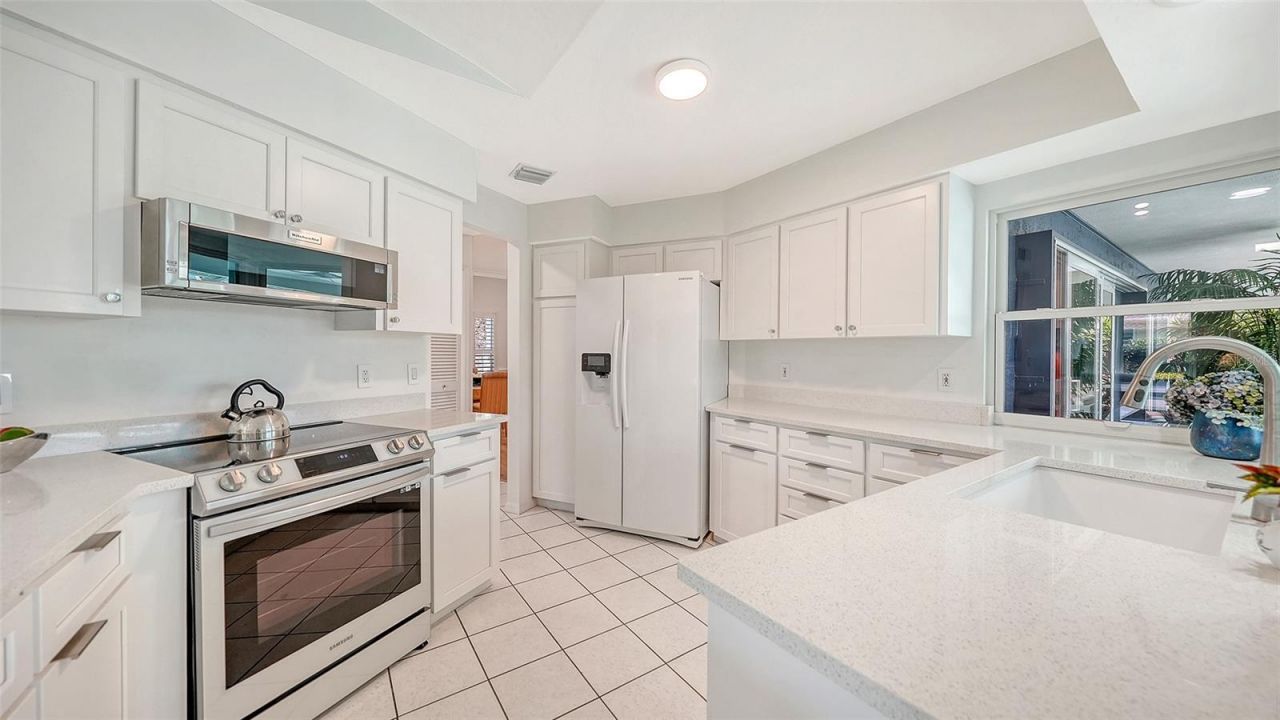 6988 Country Lakes Circle, Sarasota, FL 34243 Photo
