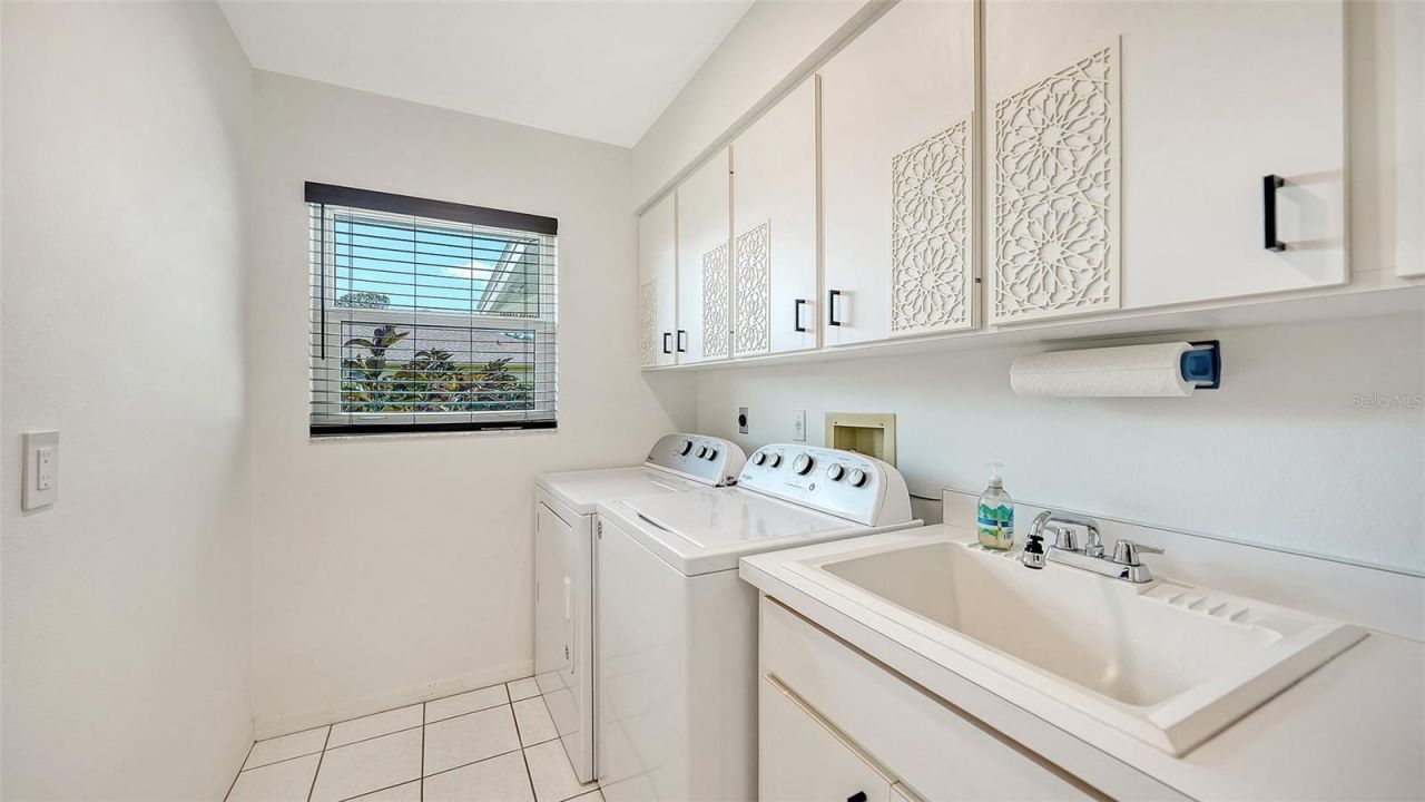 6988 Country Lakes Circle, Sarasota, FL 34243 Photo