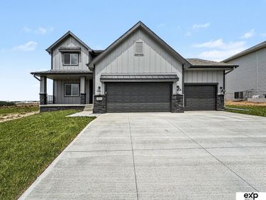 18710 Pinehurst Avenue , Omaha, NE 68136
