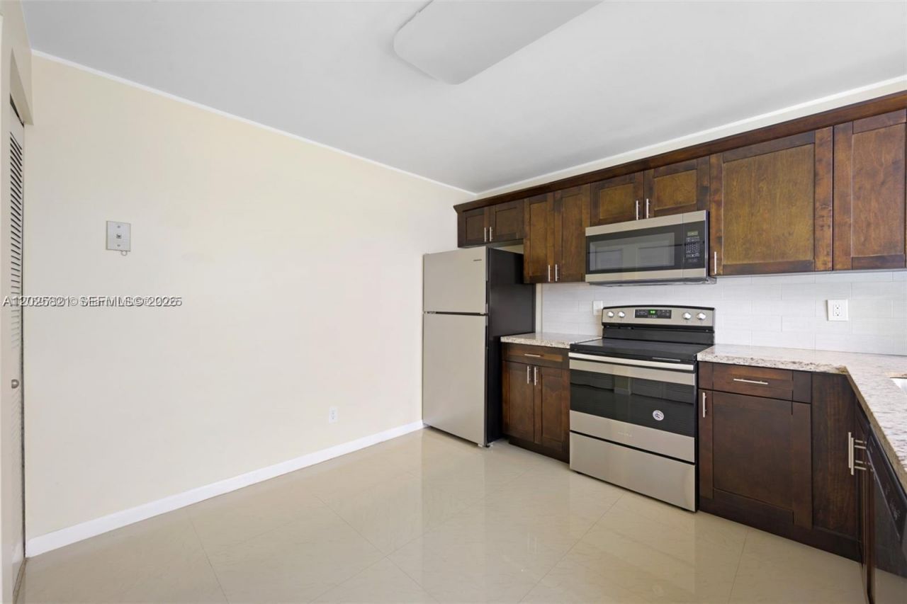 10161 W Sunrise Blvd , Unit 304, Plantation, FL 33322 Photo