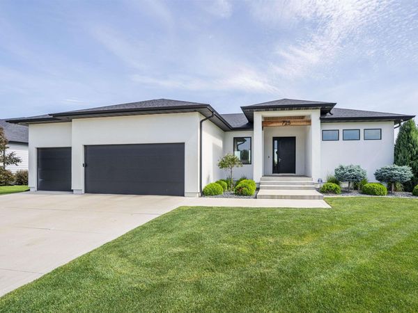 725 E Pinehurst Tr, Dakota Dunes, SD 57049
