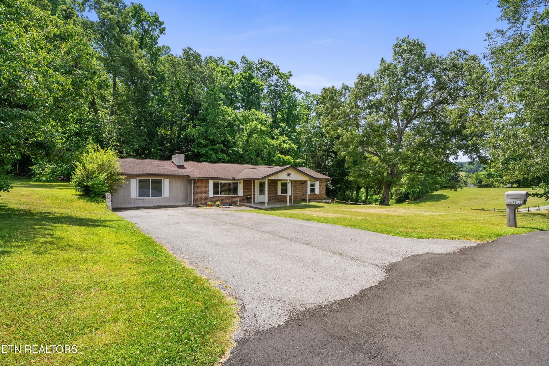 7712 Kinnamon Rd, Knoxville, TN 37920 Main Photo