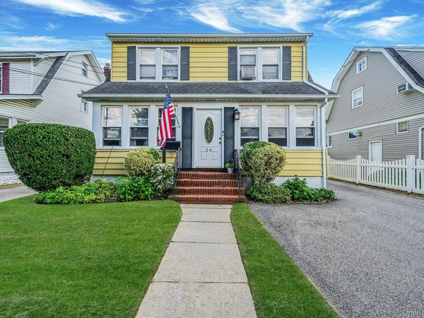24 Huntington Ave, Lynbrook, NY 11563