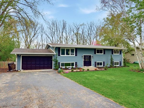 1015 W Devonshire ROAD, Delafield, WI 53018