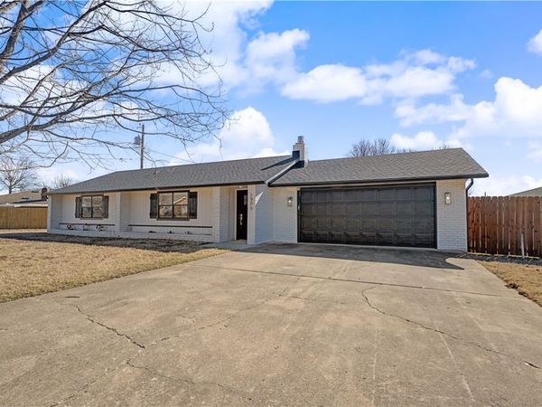 1906 SE Taylor Street , Bentonville, AR 72712
