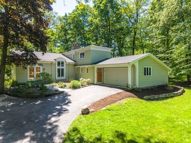 220 Hibiscus Dr Drive, Rochester, NY 14618