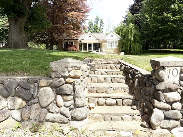 19 S Moorland Drive, Battle Creek, MI 49015