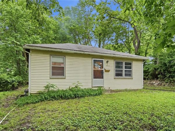 8012 S Benton Avenue, Kansas City, MO 64132