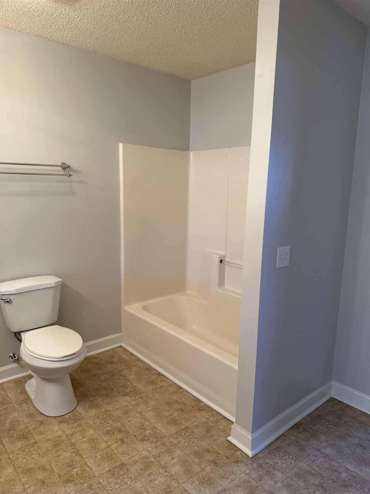 1444a Bessant Ave.  Photo 16