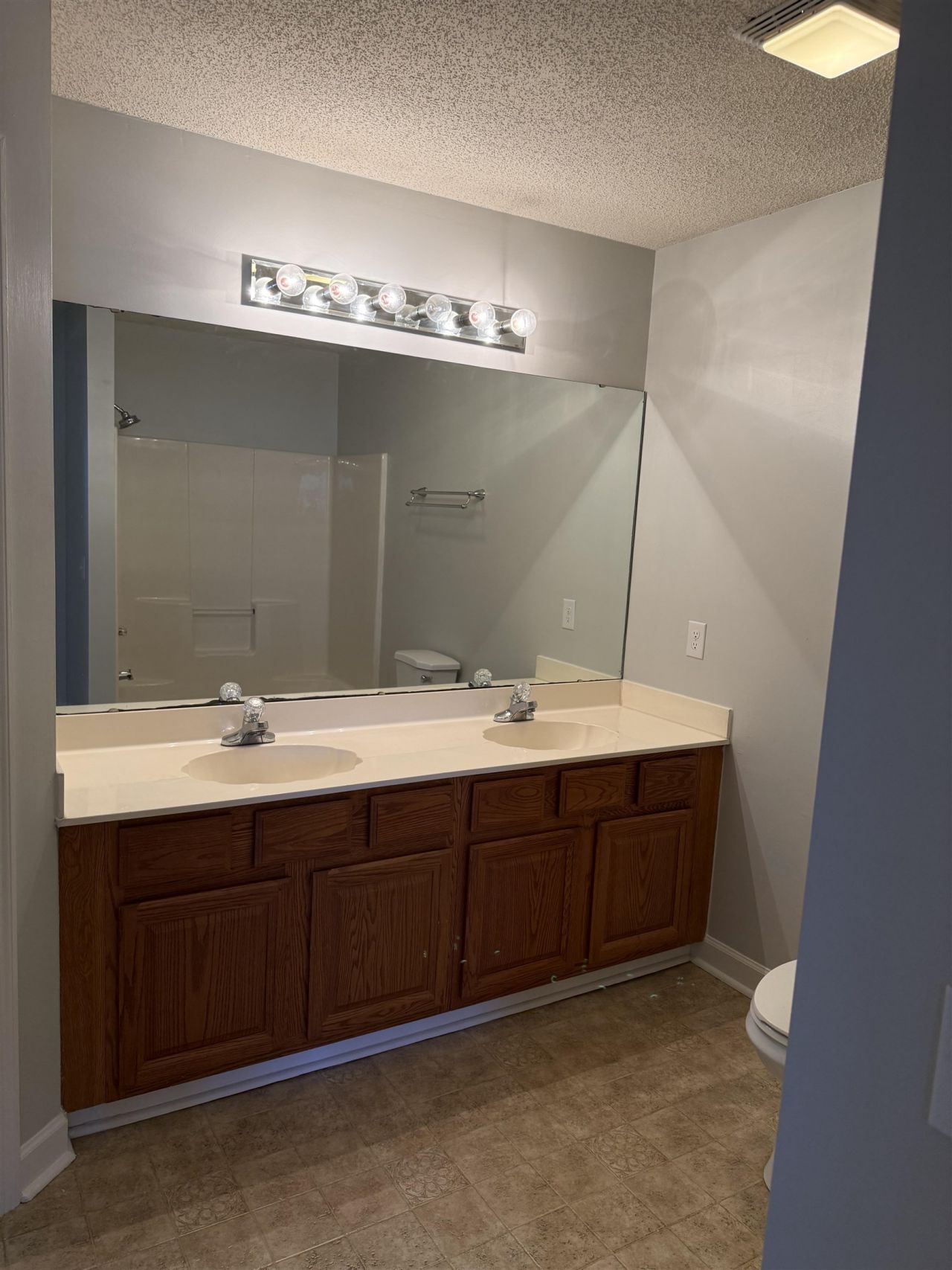 1444a Bessant Ave.  Photo 17