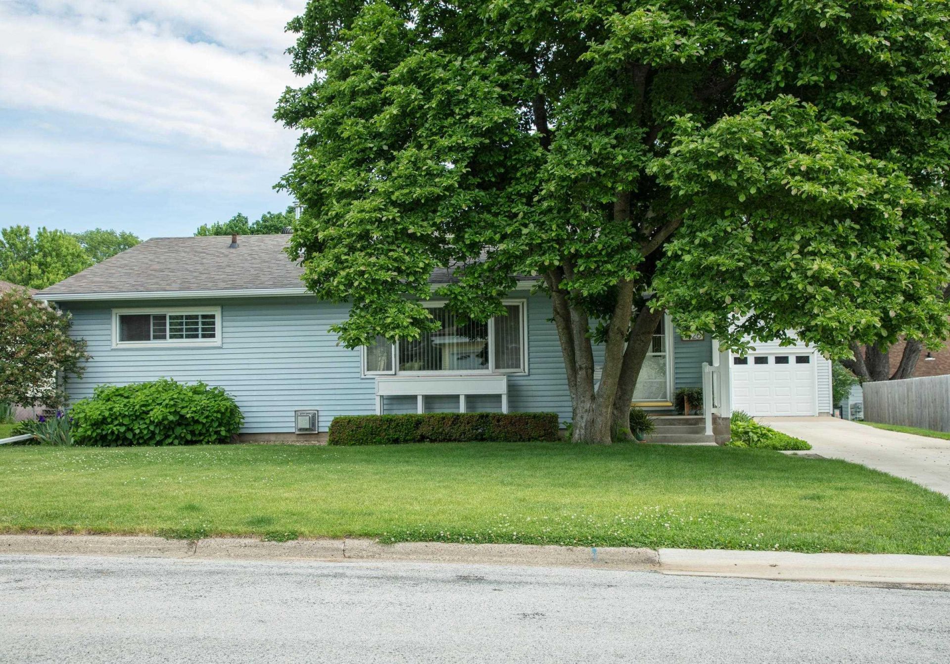 1826 2nd Ave Nw, Waverly, IA 50677 Main Photo