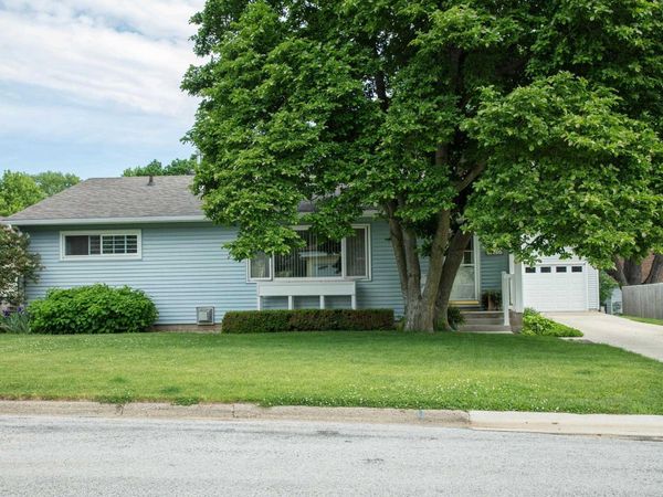 1826 2nd Ave NW , Waverly, IA 50677