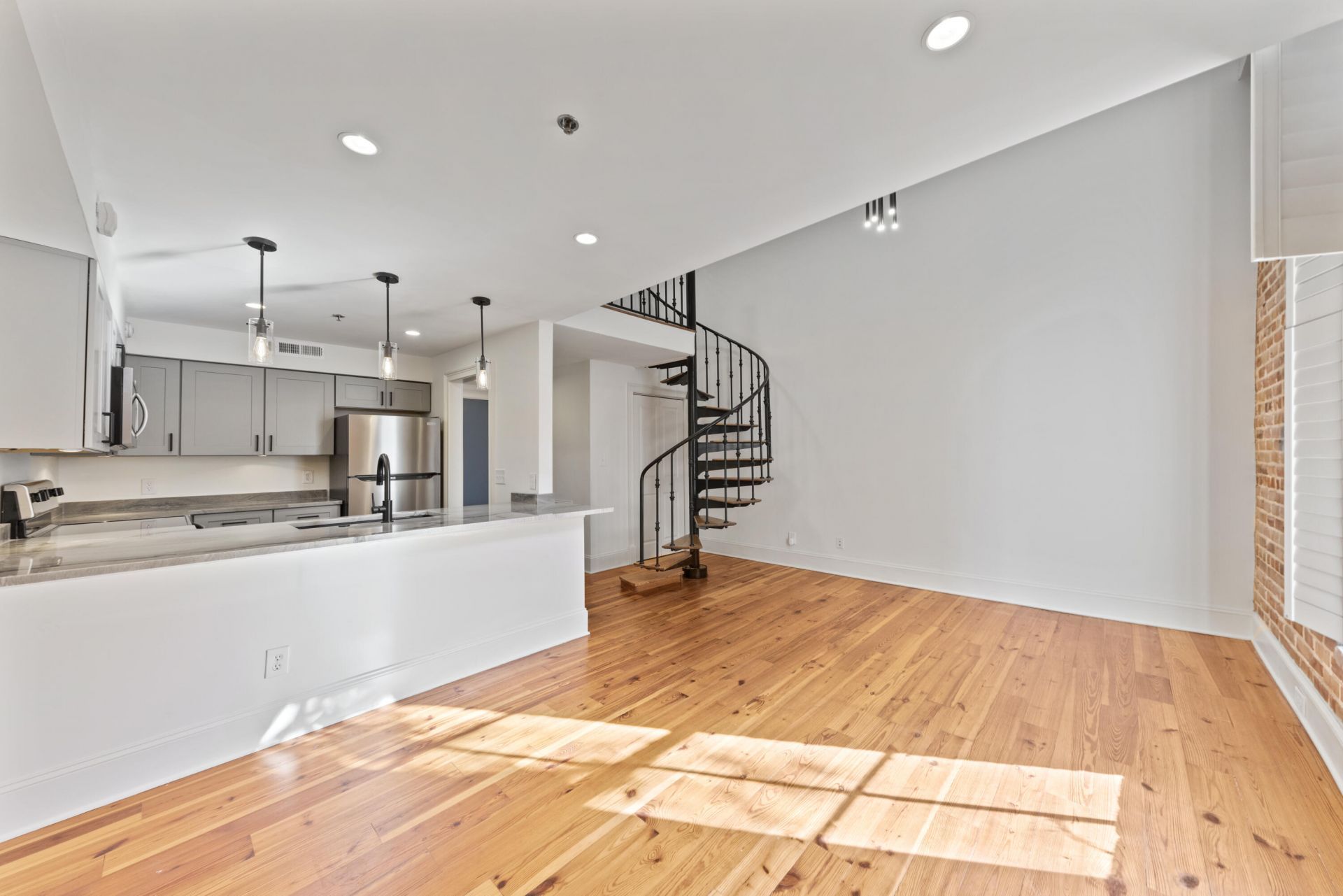 377 King Street Photo 14