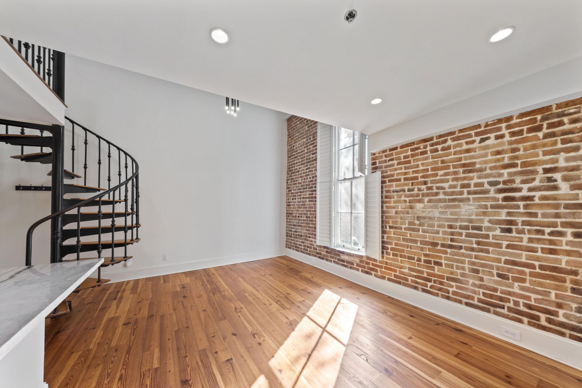 377 King Street Photo 4