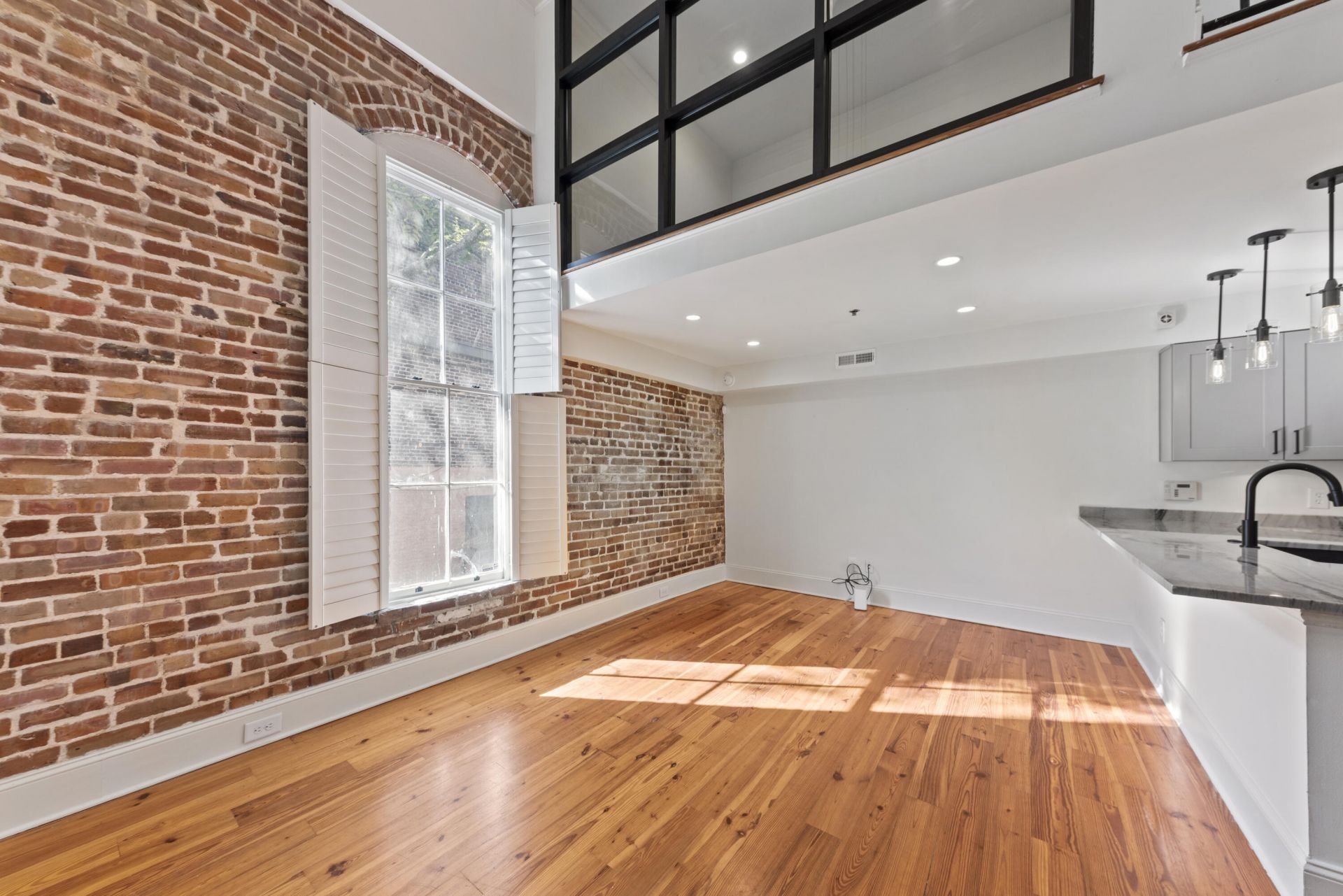 377 King Street Photo 6