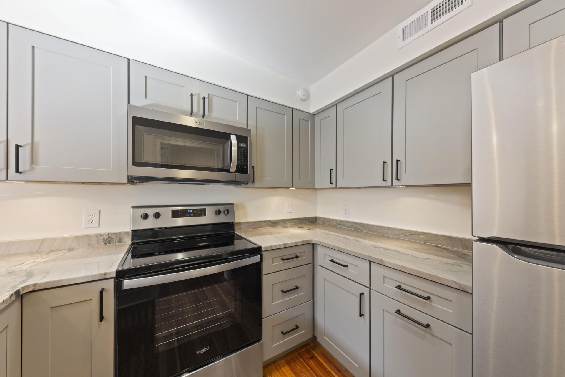 377 King Street Photo 8
