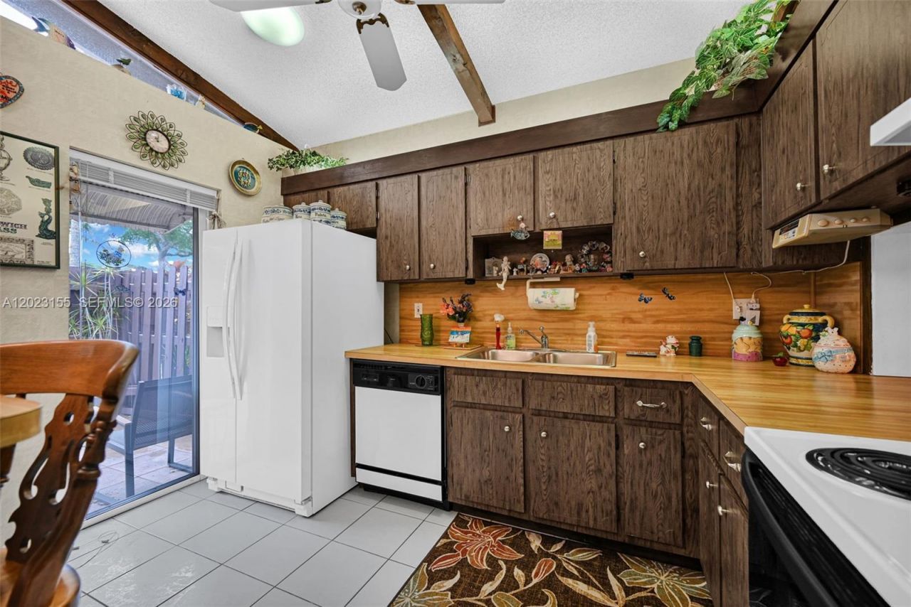 330 Briarwood Cir , Unit 3-19, Hollywood, FL 33024 Photo