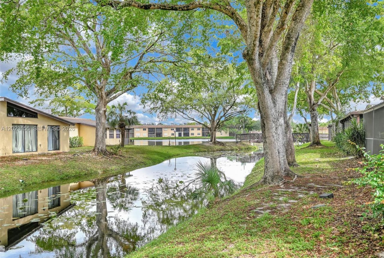 330 Briarwood Cir , Unit 3-19, Hollywood, FL 33024 Photo