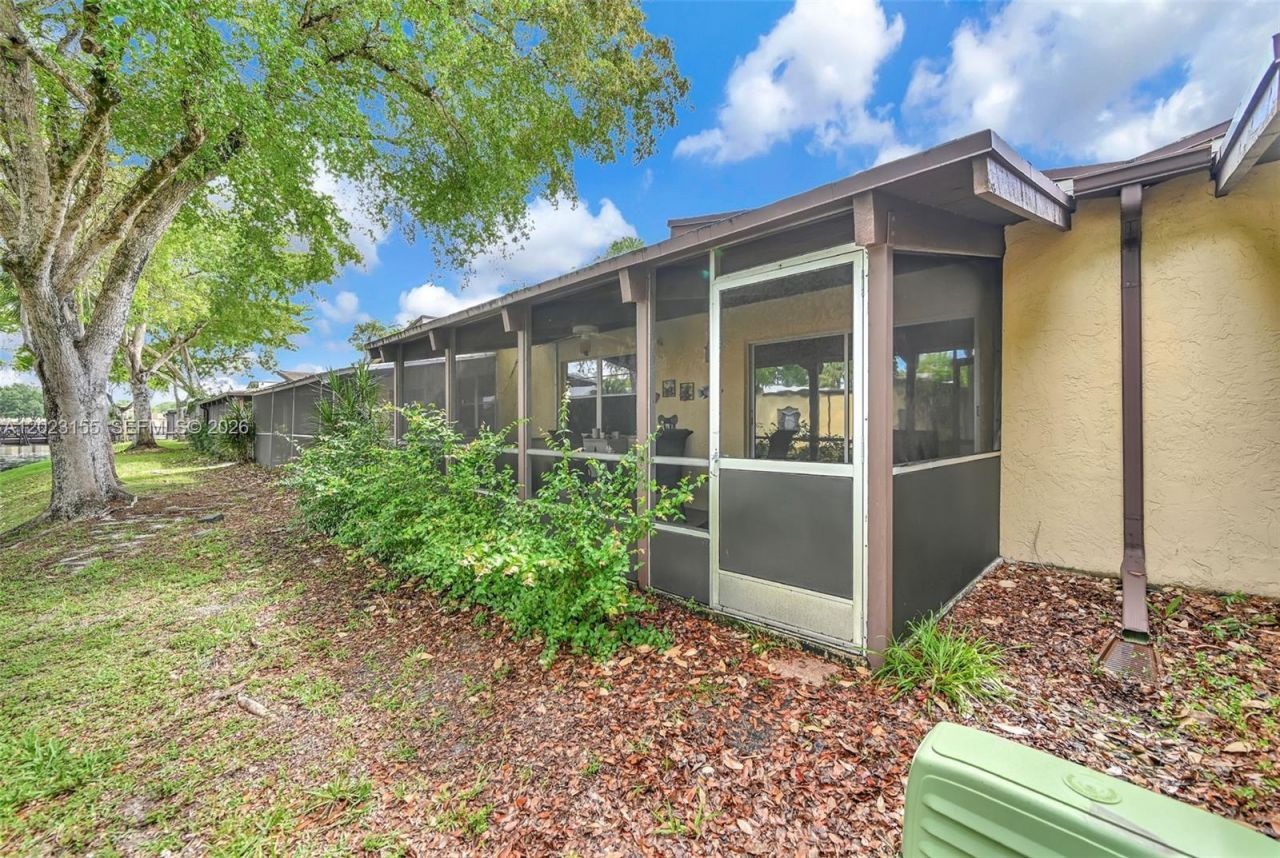 330 Briarwood Cir , Unit 3-19, Hollywood, FL 33024 Photo