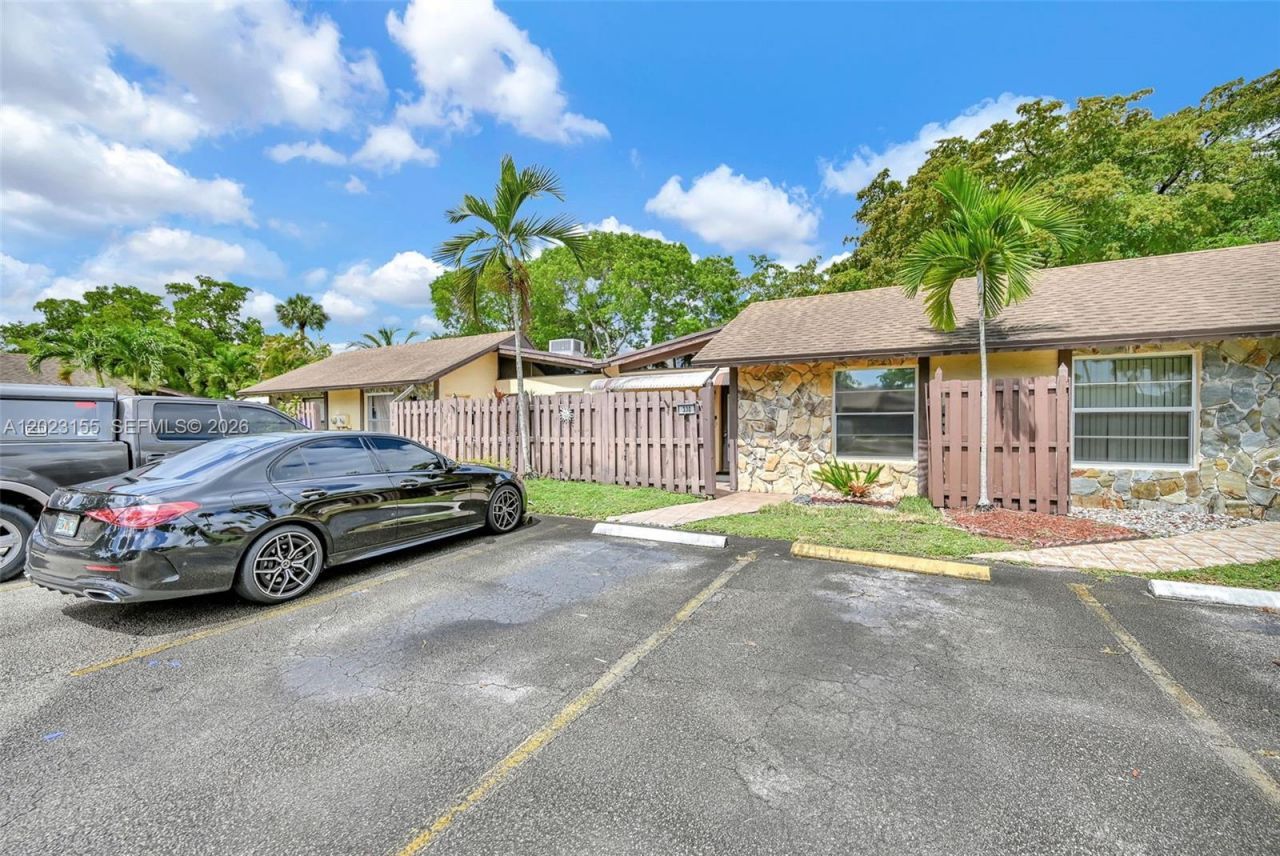 330 Briarwood Cir , Unit 3-19, Hollywood, FL 33024 Photo