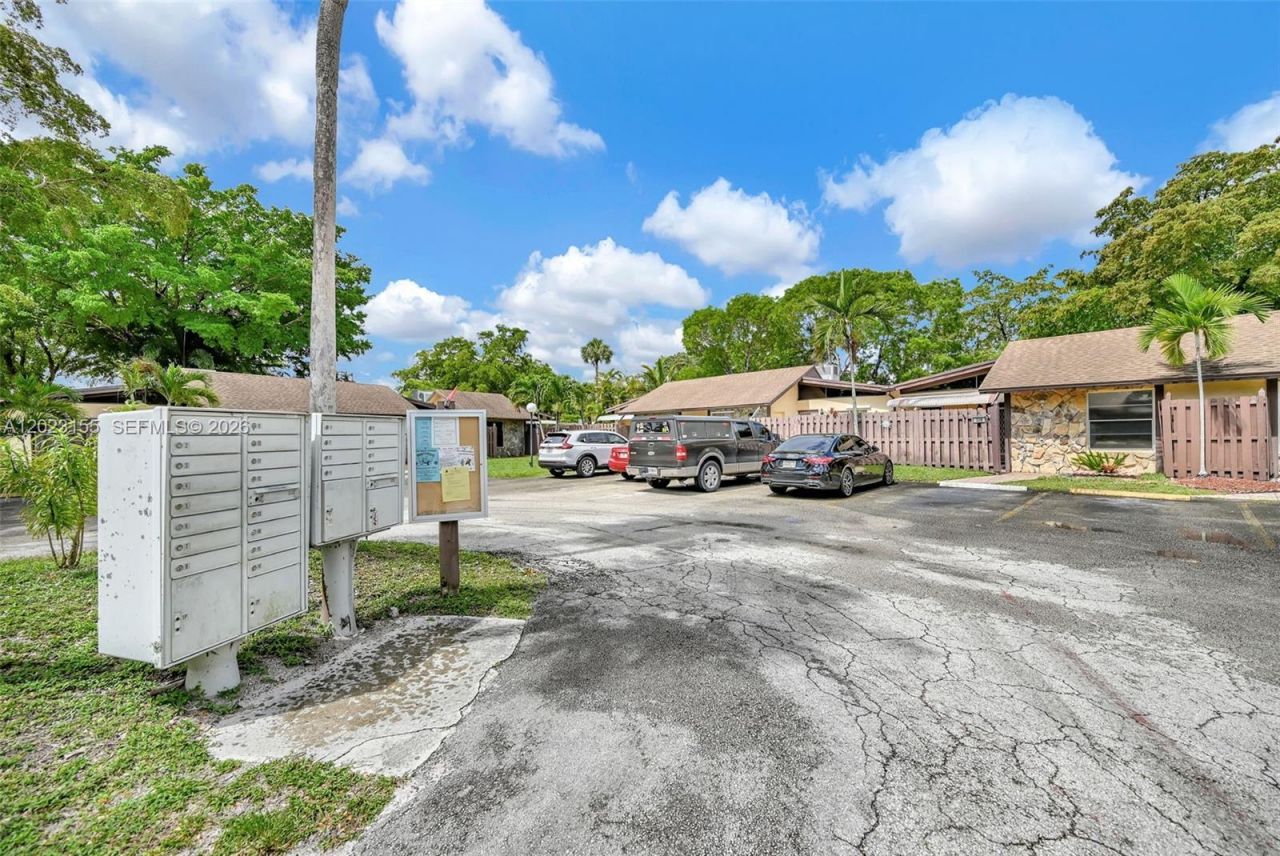 330 Briarwood Cir , Unit 3-19, Hollywood, FL 33024 Photo