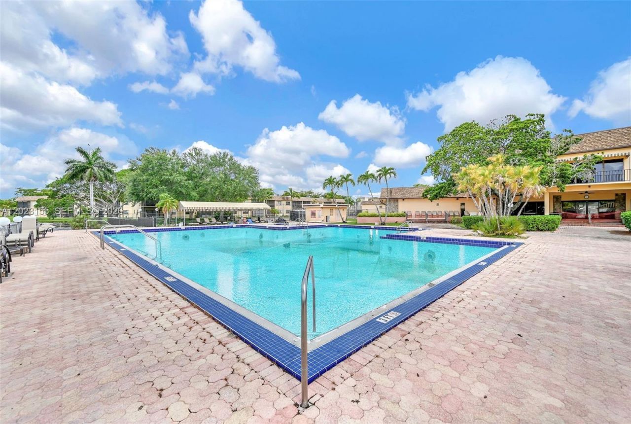 330 Briarwood Cir , Unit 3-19, Hollywood, FL 33024 Photo