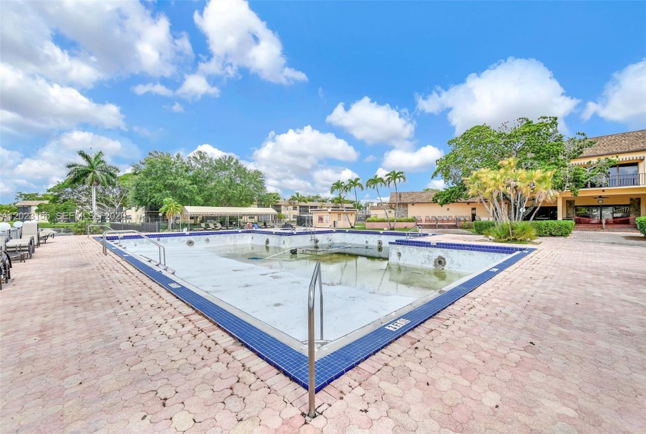 330 Briarwood Cir , Unit 3-19, Hollywood, FL 33024 Photo