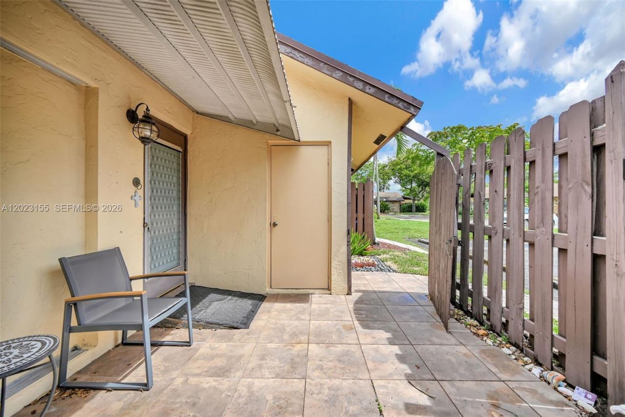 330 Briarwood Cir , Unit 3-19, Hollywood, FL 33024 Photo