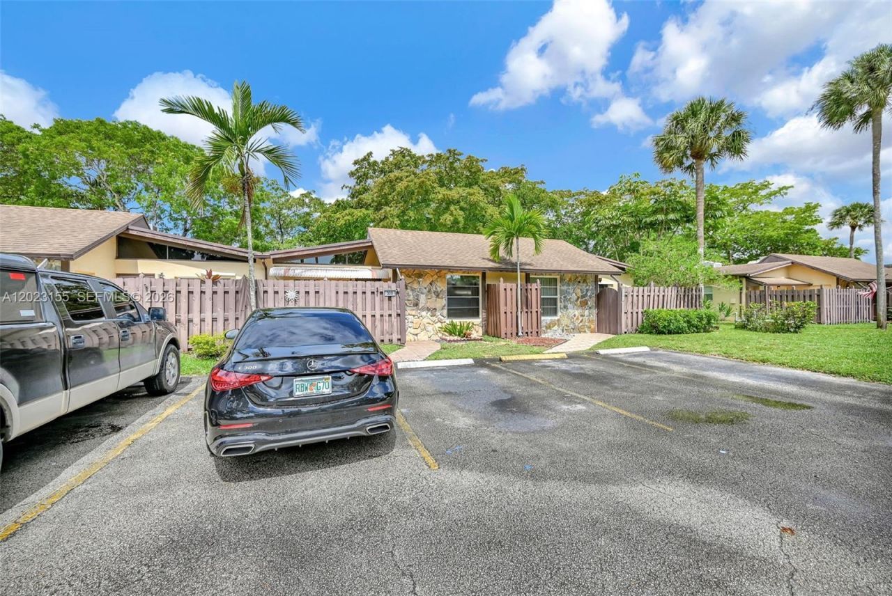 330 Briarwood Cir , Unit 3-19, Hollywood, FL 33024 Photo