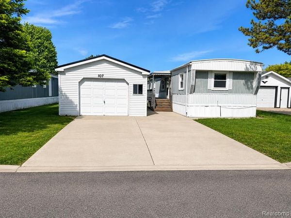 107 Foxpointe Ct, Swartz Creek, MI 48473